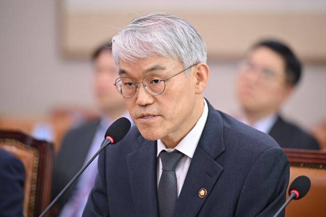 천대엽 법원행정처장이 14일 국회에서 열린 법제사법위원회 전체회의에 출석해 의원 질의에 답하고 있다. 정다빈 기자