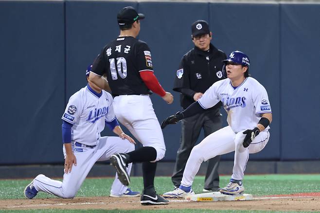 13일 포항 KT전 8회, 센스 있는 주루로 3루까지 훔친 류지혁(오른쪽). 삼성 제공