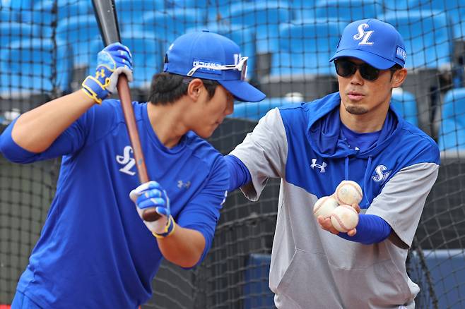 삼성 이재현을 지도하는 이마에 코치. 삼성 제공