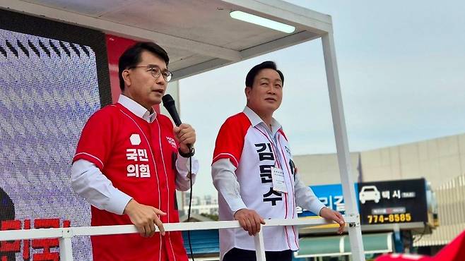 윤상현(왼쪽) 국민의힘 의원이 13일 양평에서 열린 국민의힘 여주양평당협 선거대책위원회 유세 현장에서 발언하고 있다. (본인 페이스북 캡처)