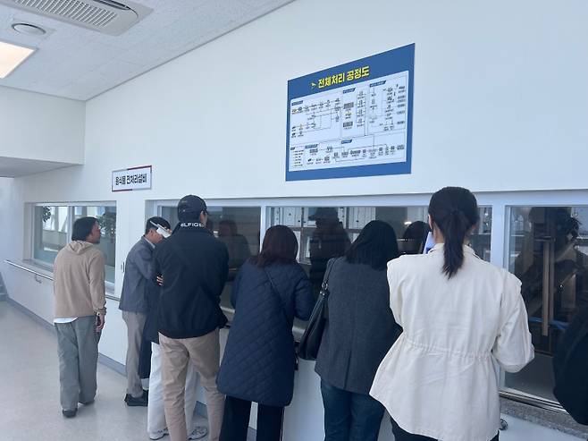 지난달 15일, 참가자들이 제주 광역 음식물류 페기물 자원화시설을 답사하는 모습. (제주관광공사 제공)