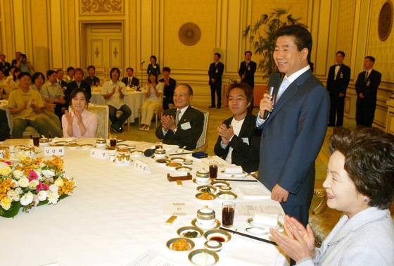 이준석은 하버드대 합격 후 학비 문제로 고민하다 과학장학재단의1호 과학장학생으로 뽑혀 국비 지원을 받았다.사진은 2004년 노무현 대통령이 청와대로 과학장학생들을 초청해 오찬을 하는 모습. 중앙포토