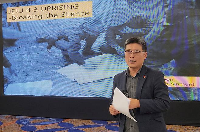 30여년 기자이자 연구자로 제주 4·3의 진실을 밝혀오기 위해 노력한 허호준 기자가 2023년 4월1일 제주 시내 한 호텔에서 외신 기자 대상 4·3 강연을 하고 있다. /박지은 기자
