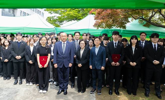 고려대 세종캠퍼스는 지난 13일 과학기술 2관 앞 의인 故 이수현 추모비에서 故 이수현의 희생을 기리기 위한 24주기 추모식을 진행했다. (맨 앞줄 왼쪽 두 번째부터) 김영 세종부총장, 의인 鼓 이수현 어머니 신윤찬 님, 정규언 글로벌비즈니스대학장. 고려대 세종캠퍼스 제공