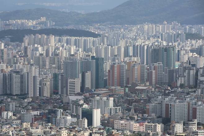 서울 남산에서 바라본 시내 아파트 단지./연합뉴스