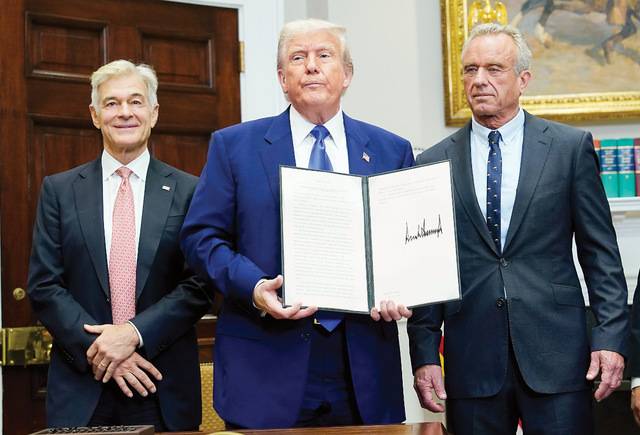 도널드 트럼프 미국 대통령이 12일(현지시간) 백악관에서 미국 내 의약품 가격 인하를 위한 행정명령에 서명한 뒤 들어 보이고 있다. 트럼프 대통령은 다른 나라의 불공정 행위로 미국인들의 약값 부담이 높아졌다며 미국 제약사들이 자국 약값을 낮추는 대신 외국에서 약을 비싸게 팔 수 있도록 지원하겠다고 밝혔다. EPA연합뉴스