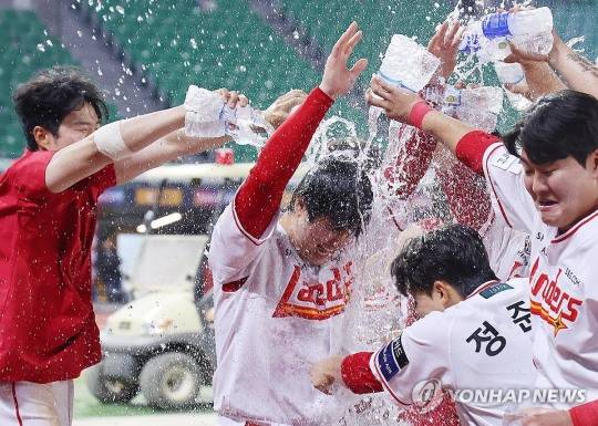 500호 홈런 축하를 받고 있는 최정