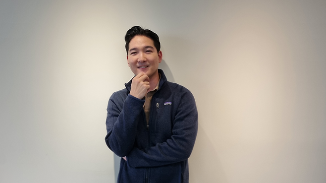 이웅희 H2O 대표가 사옥에서 자세를 취하고 있다 / 사진=김혜성 여행+ 기자