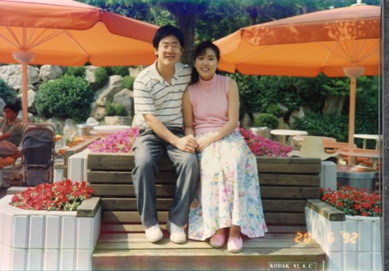 이재명 후보와 부인 김혜경 여사가 신혼 시절 단란한 시간을 보내고 있는 모습. (사진= 이재명 후보 측 제공)