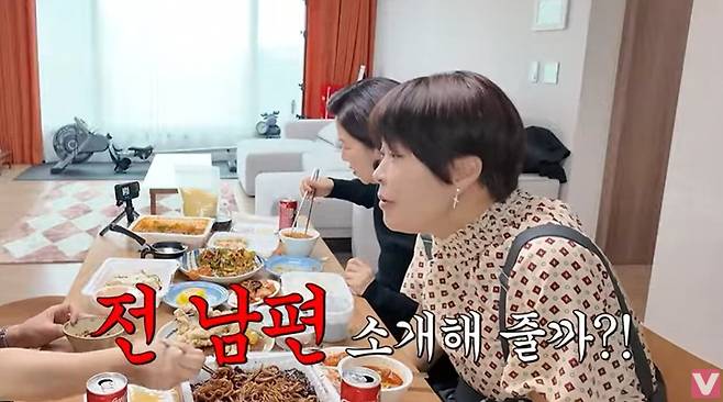 방송인 조혜련이 지난 13일 유튜브 채널 '비보티비'에 출연해 방송인 송은이에게 파격적인 소개팅을 제안했다. /사진=유튜브 채널 '비보티비'