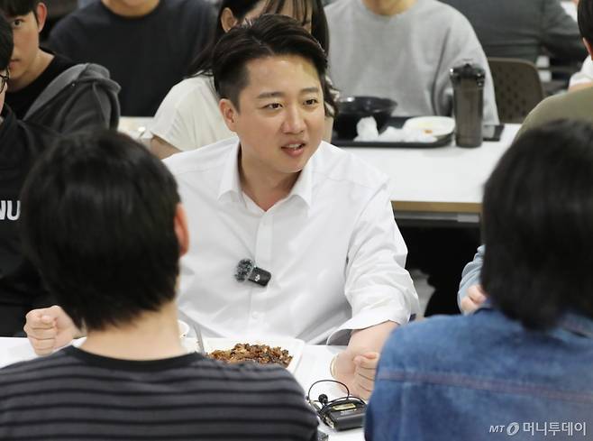 (부산=뉴스1) 윤일지 기자 = 이준석 개혁신당 대통령 후보가 14일 부산 금정구 부산대학교를 찾아 학생들과 학식을 먹으며 대화하고 있다. 2025.5.14/뉴스1 Copyright (C) 뉴스1. All rights reserved. 무단 전재 및 재배포, AI학습 이용 금지. /사진=(부산=뉴스1) 윤일지 기자