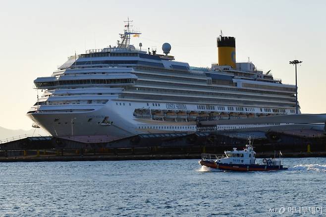 지난해 12월 24일 경북 포항시 북구 영일만신항 부두에 국제크루즈선인 '코스타 세레나호'가 정박돼 있다. 이 배는 11만2000톤급으로 3740명을 태울 수 있으며 24일 오후 포항을 출항해 일본 홋카이도와 오타루, 하코다테를 경유해 부산으로 돌아오는 5박 6일 일정으로 운항한다. /사진=뉴스1