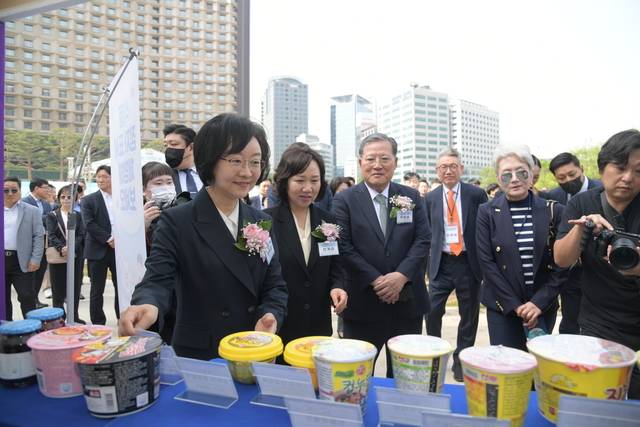 오유경(왼쪽 첫 번째) 식품의약품안전처장이 지난 8일 서울 중구 서울광장에 마련된 제24회 식품안전의 날 관련 홍보관에서 점자가 표기된 라면을 살펴보고 있다. 식약처 제공