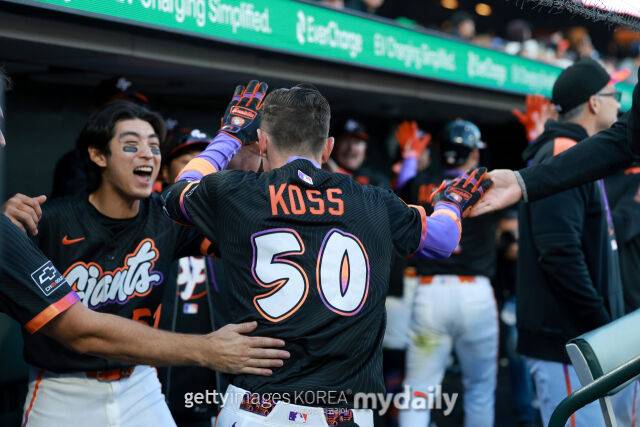 샌프란시스코 자이언츠 크리스티안 코스의 만루홈런에 기뻐하고 있는 이정후./게티이미지코리아