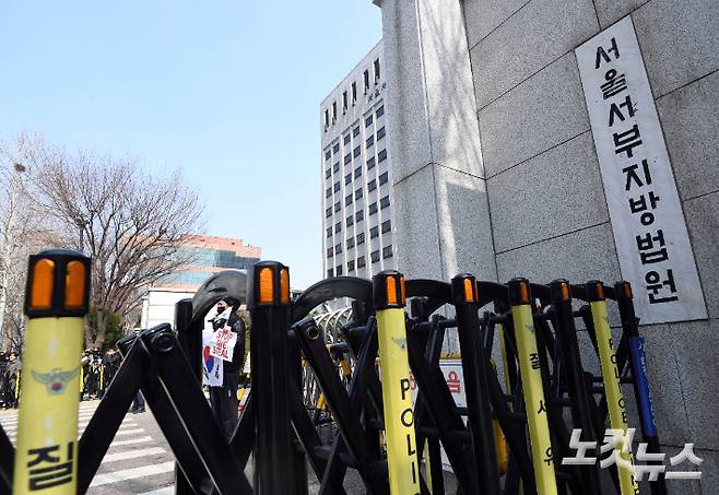 서울 마포구 서부지법 청사에 대한 보안이 강화돼 있다. 황진환 기자