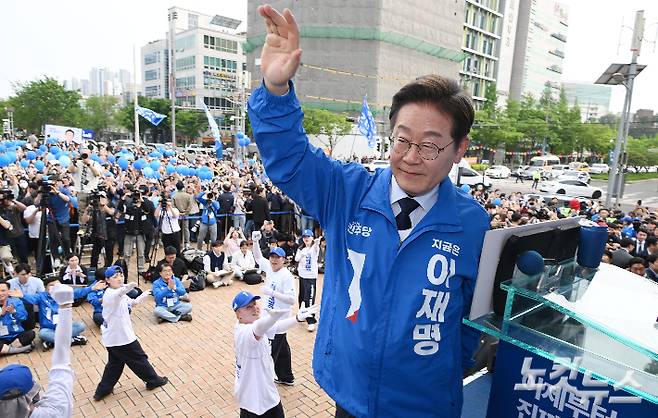 이재명 더불어민주당 대선 후보가 13일 경북 포항시 포항시청 광장에서 유권자들에게 지지를 호소하고 있다. 14일 부산 유세를 예고하고 있다. 포항=류영주 기자