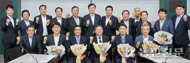 전국 염소발전 축협조합장협의회 김영래 초대 회장(전남 강진완도축산농협 조합장·앞줄 왼쪽 네번째)과 소속 축협 조합장들이 안병우 농협경제지주 축산경제대표(뒷줄 왼쪽 여섯번째)와 함께 염소산업 발전 의지를 다지고 있다.