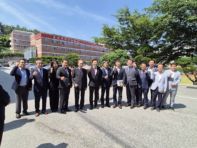 이명박 전 대통령이 모교 동창회 관계자와 기념촬영을 하고 있다.