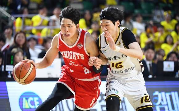 서울 SK 안영준이 13일 서울 잠실학생체육관에서 열린 2024~25 프로농구 챔피언결정전 5차전 창원 LG와의 홈 경기에서 정인덕을 상대로 공격하고 있다. KBL 제공