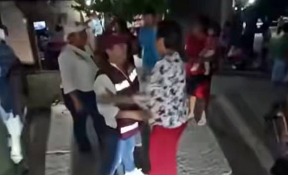 11일(현지시간) 멕시코 동부의 베라크루스주에서 텍시스테펙시 시장 선거에 출마한 집권당 국가재생운동(MORENA·모레나) 소속 예세니아 라라 구티에레스 후보가 거리 유세 중 무장 괴한들의 총에 맞아 사망했다. 사진은 피격 직전 지지자와 포옹하는 구티에레스 후보. 2025.5.11 페이스북