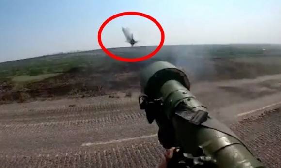 우크라이나 제58 독립 기계화 보병 여단 소속 병사가 러시아 Su-25 전투기를 향해 휴대용 무기인 이글라 지대공 미사일을 발사, 격추하는 모습. 제58 독립 기계화 보병 여단 제공 영상 캡처