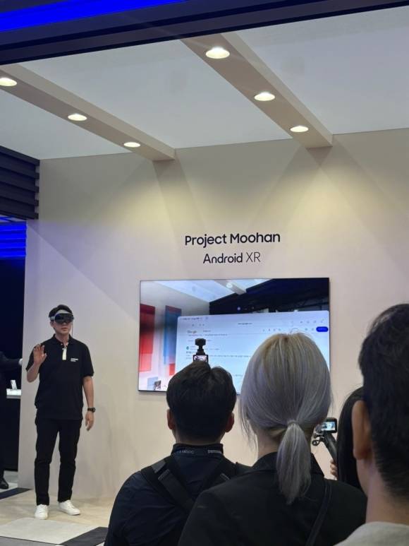 한국우수상품전 행사장 삼성전자 부스에서 직원이 새로운 XR 헤드셋을 시연하고 있다. 오사카 이주원 기자