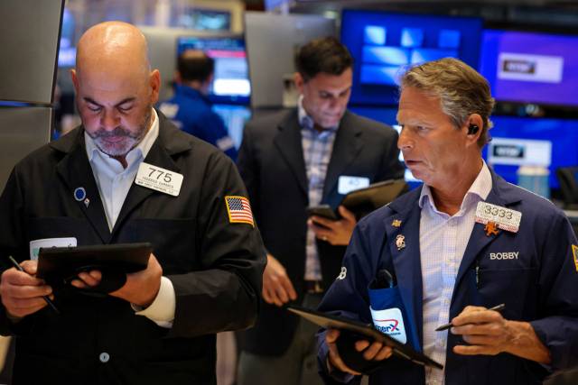 13일(현지 시간) 미국 뉴욕증권거래소에서 트레이더들이 업무를 보고 있다. 로이터연합뉴스