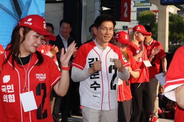김문수 국민의힘 대선 후보가 제21대 대통령 선거 공식 선거운동 첫 날인 지난 12일 대구 중구 서문시장에서 지지를 호소하고 있다. 뉴스1