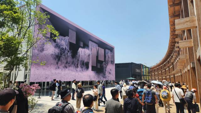 13일 오사카 엑스포 한국관 정면의 미디어파사드에서 물이 쏟아지는 영상이 나오며 관람객을 압도하고 있다. 오른쪽은 오사카 엑스포의 외곽을 구성하는 목제 ‘그랜드 링’이다. 최수문 기자