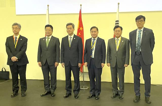 이탈리아 밀라노에서 열린 한일중 재무장관·중앙은행 총재 회의에서 이창용 한국은행 총재 등이 기념촬영을 하고 있다. 사진 제공=한국은행.