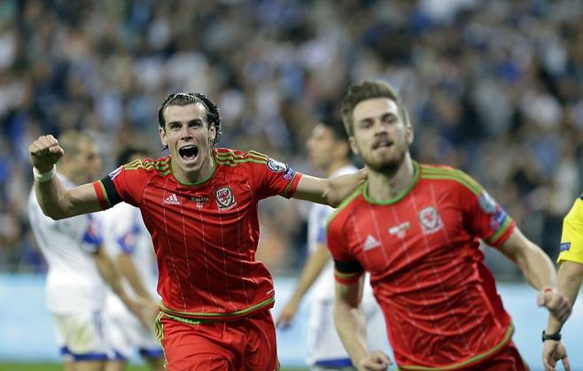 램지(오른쪽)는 베일(왼쪽)과 함께 웨일스축구의 황금기를 연 주역이다. 그는 2026북중미월드컵에 선수로 출전하는 방안과 카디프시티 정식 감독으로 부임하는 방안을 모두 고려하고 있다. BBC는 “램지는 현역 연장 의지가 강하지만 변수는 그의 몸 상태와 가족이다”고 보도했다. AP뉴시스