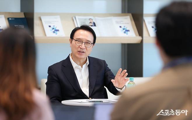 경기도교육청(교육감 임태희)은 지난 13일, 한국매니페스토실천본부가 실시한 ‘2025 전국 교육감 공약이행 및 정보공개 평가’에서 최고 등급인 SA등급을 획득했다(임태희 교육감). 사진제공|경기도교육청