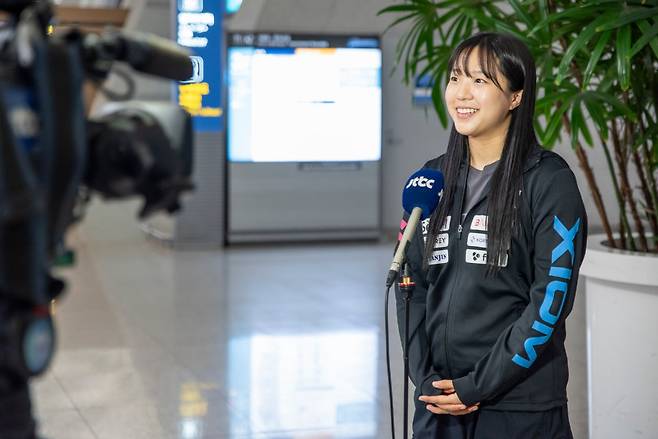 신유빈이 14일(한국시간) 인천국제공항에서 2025세계탁구선수권대회가 열리는 카타르 도하로 출국하기 앞서 취재진과 인터뷰를 하고 있다. 그는 18일부터 열릴 이번대회에서 여자복식과 혼합복식 메달에 도전한다. 사진제공|대한탁구협회
