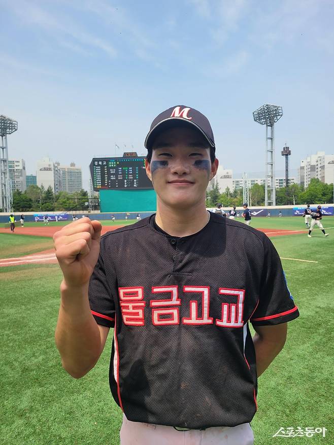 물금고 이재환이 14일 목동구장에서 열린 제79회 황금사자기 전국고교야구대회 겸 주말리그 왕중왕전(동아일보사·스포츠동아·대한야구소프트볼협회 공동주최) 경기고와 8강전에서 7-6 승리를 거둔 뒤 스포츠동아와 인터뷰하고 있다. 이재환은 이날 타자와 투수로 모두 맹활약을 펼쳤다. 목동|장은상 기자 award@donga.com