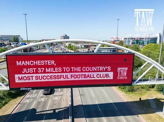 프리미어리그 우승을 달성한 리버풀 팬들이 맨유 팬을 조롱하는 광고판을 만들었다. 미러 캡처