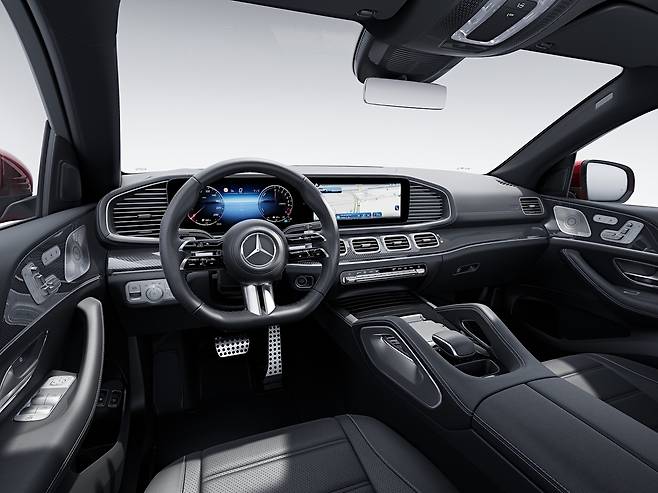 준대형 SUV ‘GLE’ AMG 라인업 실내. 베이스인 GLE 대비 스티어링 휠 등이 더 섬세하게 재단돼 있다.