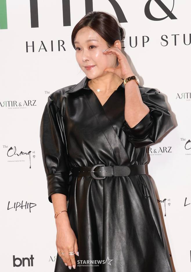 (서울=뉴스1) 권현진 기자 = 방송인 현영이 22일 서울 강남구 한 카페에서 열린 ‘아티르 & 아르즈’ 오프닝 행사에 참석해 포즈를 취하고 있다. 2025.4.22/뉴스1 Copyright (C) 뉴스1. All rights reserved. 무단 전재 및 재배포, AI학습 이용 금지. /사진=(서울=뉴스1) 권현진 기자