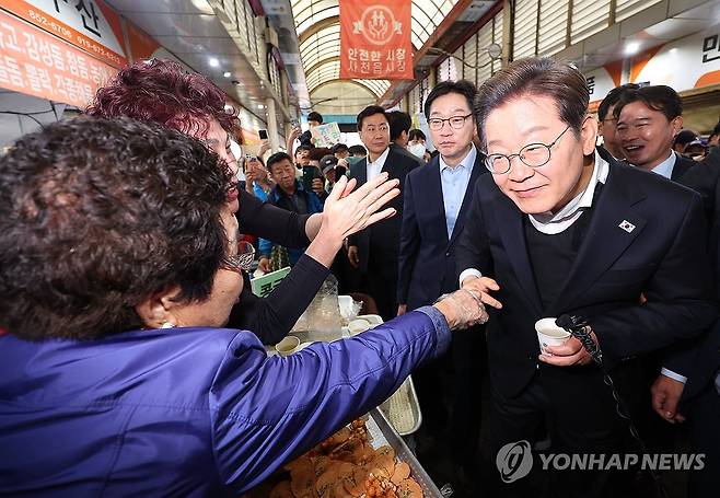 사천읍시장 상인과 인사하는 이재명 후보 (사천=연합뉴스) 김도훈 기자 = 영남 신라벨트 골목골목 경청투어에 나선 더불어민주당 이재명 대선 후보가 10일 경남 사천시 사천읍시장을 찾아 상인들과 인사하고 있다. 2025.5.10 superdoo82@yna.co.kr