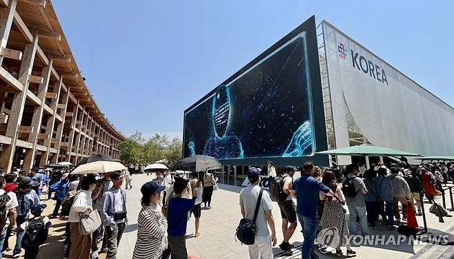 오사카 엑스포, 한국에 쏠린 시선 (오사카=연합뉴스) 차대운 기자 = 13일 일본 오사카에서 개최 중인 '2025 오사카 간사이 엑스포' 한국관 앞에서 관람객들이 줄을 지어 입장을 기다리고 있다. 한국관은 다른 나라 국가관과 달리 전면을 대형 LED 미디어파사드 화면으로 덮은 것이 특징이다. 2025.5.13 cha@yna.co.kr
