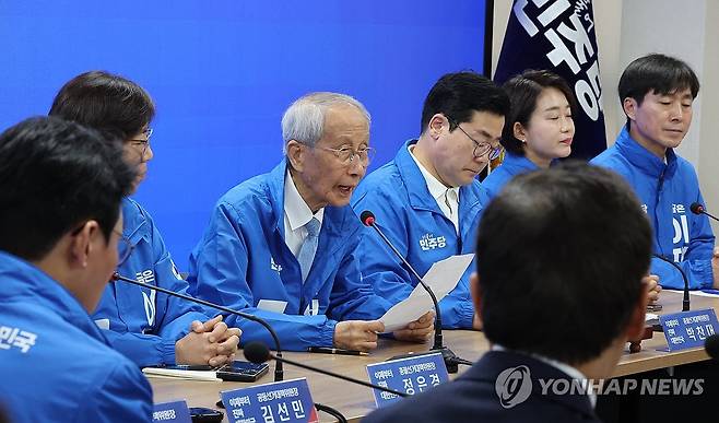 발언하는 윤여준 총괄선대위원장 (서울=연합뉴스) 이진욱 기자 = 더불어민주당 윤여준 총괄선대위원장이 14일 서울 여의도 민주당 중앙당사에서 열린 중앙선거대책위원회의에서 발언하고 있다. 2025.5.14 cityboy@yna.co.kr