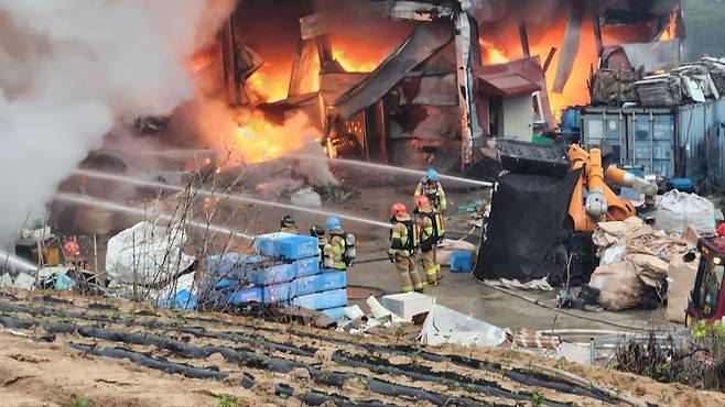 ▲ 양주시 은현면의 한 배터리 보관 창고에서 불이 나 소방 당국이 화재를 진압하고 있다./사진제공=경기북부소방재난본부