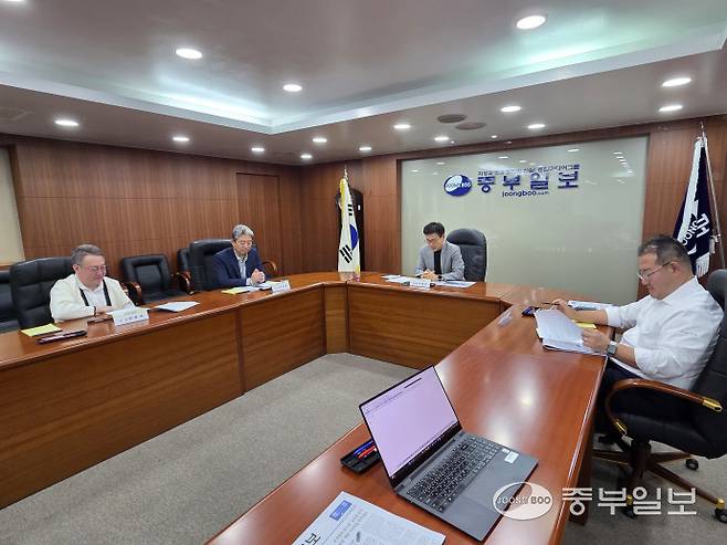 5월 중부일보 독자위원회가 14일 중부일보 7층 대회의실에서 열린 가운데, 이봉철 위원장을 비롯한 위원들이 회의를 진행하고 있다. 이명호기자