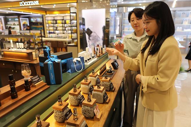 롯데백화점 광주점, 향수 특별 프로모션롯데백화점 광주점 2층 '다니엘트루스' 매장에서는 성년의 날(5월 19일)을 앞두고 성년의 날 대표 선물인 향수 상품에 대한 다양한 프로모션을 진행한다. 먼저 향수 1개 구매 시 15%, 2개 구매 시 20% 할인 혜택과 구매 금액대별 상품 추가 증정 이벤트를 5월 한달 간 연다. 이밖에 '비비앙' 매장도 일부 향수 제품에 대해 최대 40% 할인하는 프로모션을 한다. /롯데백화점 광주점 제공