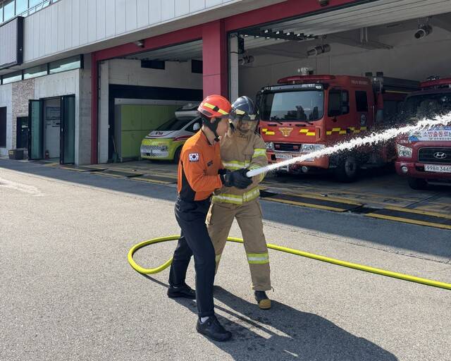 백남일 소방위가 기자에게 소방교육을 하고 있다. 문채연 기자