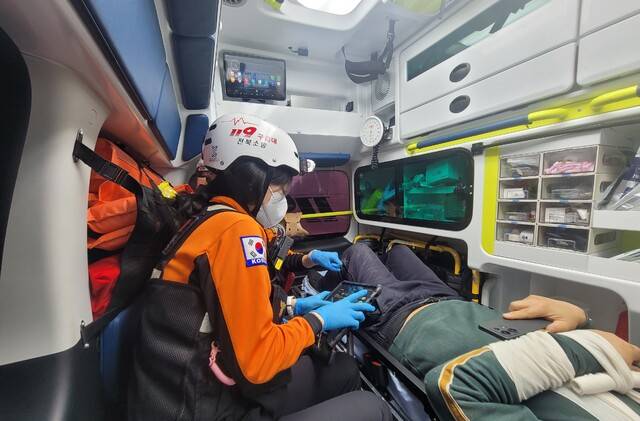 덕진소방서 구급대원이 환자 상태를 기입하고 있다. 문채연 기자