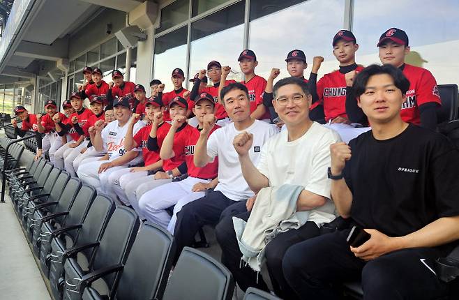류현진 류현진재단 이사장과 충남중학교 코칭스태프 및 선수들이 함께 기념촬영을 하고 있다. 사진=류현진재단