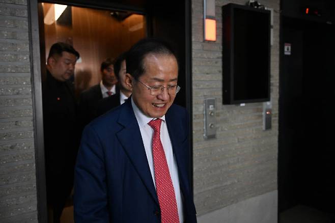 지난달 29일 서울 여의도 국민의힘 당사에서 열린 제21대 대통령 후보자 국민의힘 3차 경선 진출자 발표 행사에서 경선에 탈락 후 정계은퇴 의사를 밝힌 홍준표 후보가 당사를 나서고 있다. (사진=국회사진기자단)