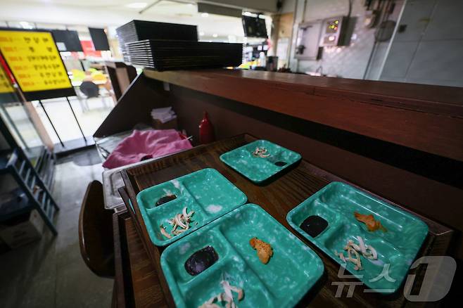 서울 시내 한 식당가에 폐업한 가게가 썰렁한 모습을 보이고 있다. 2025.2.25/뉴스1 ⓒ News1 김도우 기자