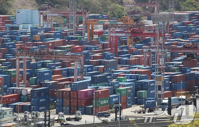 부산항 신선대부두 야적장에 컨테이너가 가득 쌓여 있다. ⓒ News1 윤일지 기자