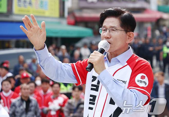 김문수 국민의힘 대통령 후보가 14일 경남 밀양시 밀양관아 앞에서 유세를 하고 있다. 2025.5.14/뉴스1 ⓒ News1 김민지 기자